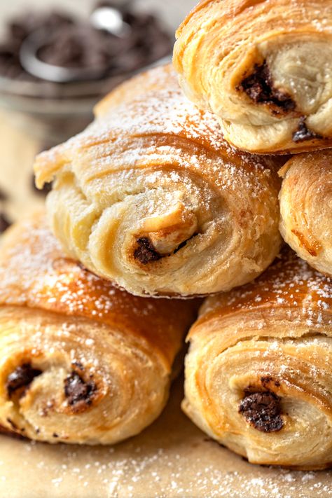 These easy chocolate croissants made with all-butter puff pastry are prepped in under thirty minutes, and taste like they're from a bakery! | thecozyapron.com #chocolatecroissaints #easychocolatecroissants #easychocolatecroissantspuffpastry #chocolatefilledcroissantseasy #easychocolatechipcroissants #puffpastrycroissants #chocolatecroissantswithpuffpastry #chocolatecroissantspuffpastry #chocolatecroissantsfrompuffpastry Chocolate Torsades, Chocolate Crossaints Recipe, Homemade Chocolate Croissant Recipes, Chocolate Crossaints, Homemade Chocolate Croissant, Puff Pastry Chocolate Croissants, Starbucks Chocolate Croissant, Chocolate Filled Croissants, Homemade Croissants Chocolate