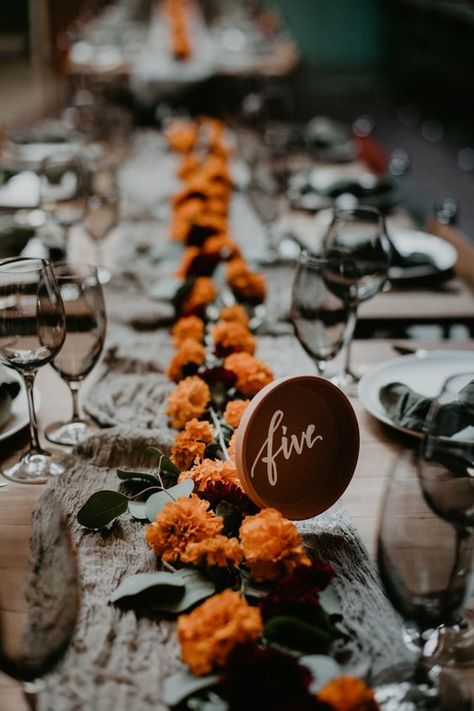 Mexican Wedding Color Palette, Mexican Modern Wedding, Marigold Wedding Decoration, Flower Tablescape, Marigold Wedding, Indian Table, Modern Indian Wedding, Boda Mexicana, Reception Details