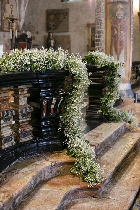 Wedding Stairs, Wedding Church Decor, Gypsophila Wedding, Church Pews, Church Wedding Flowers, Church Wedding Decorations, Como Wedding, Church Flower Arrangements, Bedroom Farmhouse