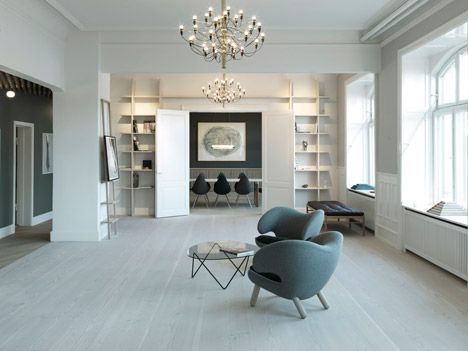 Dinesen showroom by Oeo Flos 2097, Minimalist Bedroom Men, Dark White, Showroom Design, Living Room Scandinavian, Luxe Interiors, Design Del Prodotto, Minimalist Interior, Home Office Design