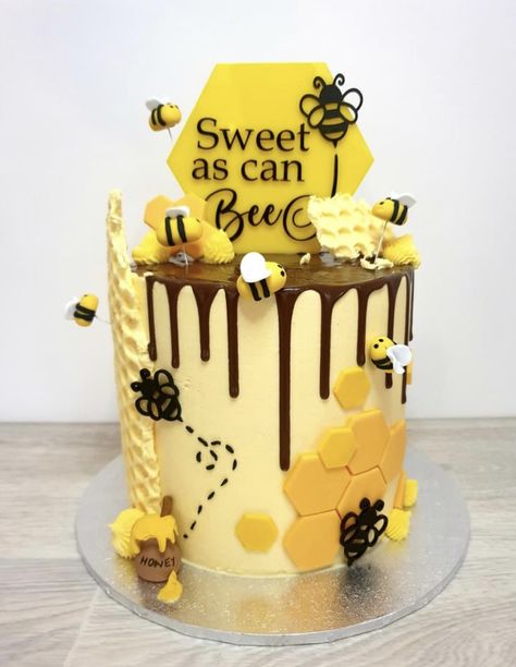 Drip Cake Designs, Raw Honey Recipes, Sprinkle Drip Cake, Thanksgiving Desserts Cake, Bee Birthday Cake, Stylish Cake, Bumble Bee Cake, Vintage Heart Cake, Daisy Cupcakes