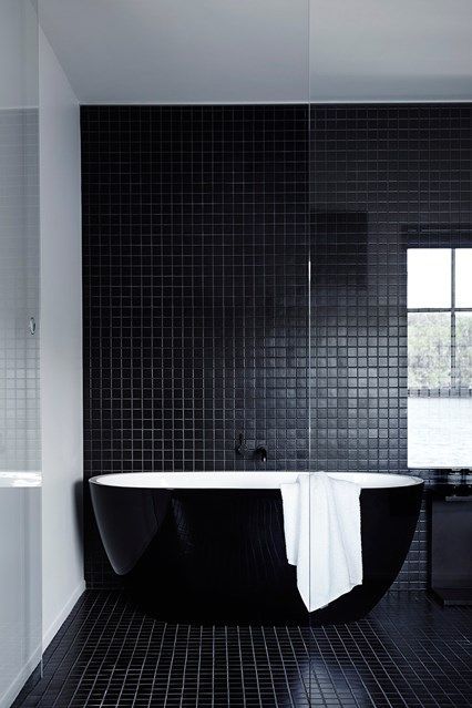 Dark Interior Design, Black Bathtub, Black Tub, Black And White Bathroom, Bad Inspiration, Bathroom Trends, Trendy Bathroom, Dark Interiors, Minimalist Bathroom