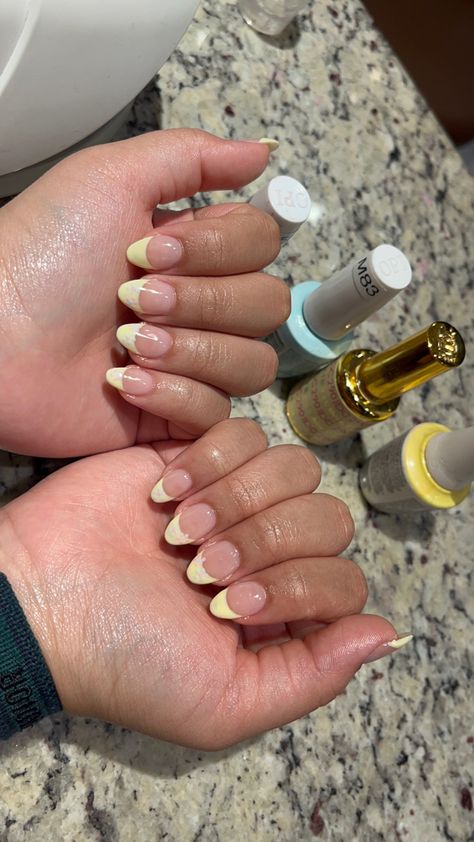 Almond Spring Nails Pastel, Light Yellow Nail Designs, Pale Yellow French Tip Nails, Pastel Yellow French Tip Nails, Yellow Almond Nails, Yellow Flower Nails, Yellow French Tip Nails, Pastel Yellow Nails, Yellow French Tip