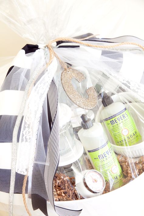 {Simple Gifting} 10 Mrs. Meyer’s Gift Basket Ideas Mrs Meyers Gift Basket, Cleaning Supply Gift Basket Ideas, Bridal Shower Basket Ideas Door Prizes, Cleaning Gift Basket Ideas, Bridal Shower Baskets, Lingerie Shower Gift, Teacher Friend Gifts, Hostess Gifts Summer, Natural Cleaning Supplies