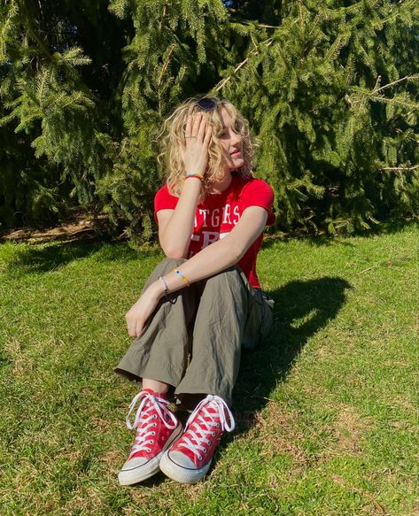 Red And Green Clothes Outfit, Red And Green Aesthetic Outfit, Red Converse With Dress, Red Shoes Aesthetic Outfit, Red Green Outfit Aesthetic, Red Converse Summer Outfit, Red Converse Shoes Outfit, Outfits To Wear With Red Converse, Outfits For Red Converse