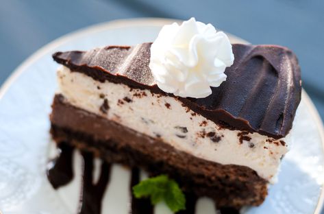 Copycat Cheesecake Factory Tuxedo Cake Tuxedo Cheesecake Recipe, Tuxedo Cheesecake, Original Cheesecake Recipe, Chocolate Tuxedo, Tuxedo Ideas, Copycat Cheesecake Factory, Cheesecake Factory Copycat, Tuxedo Cake, Recipes Cheese