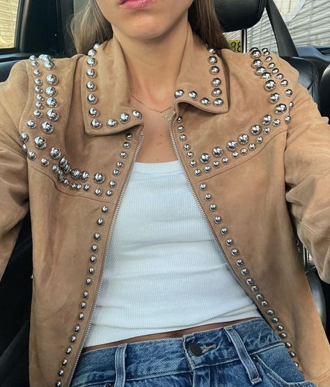 The best suede pieces for Fall, and how to style them Studded Suede Jacket, Suede Top Outfit, Fringe Jacket Outfit, Trendy Fringe, Simple Spring Outfits, Fringe Clothing, 20s Style, Suede Outfit, Top Summer Outfits