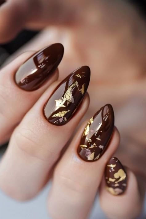 Fall Nails Nail Art, Gold Leaf On Nails, Fall Brown Nails Design, Gold Brown Nails, Elegant Brown Nails, Brown And Gold Nails Designs, Nails Brown And Gold, Gold And Brown Nails, Brown Nails Art