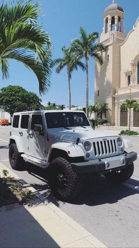 Jeep Wrangler Blanco de 4 puertas White Jeep Rubicon Aesthetic, White Jeep Wrangler 2023, White Lifted Jeep Wrangler, Jeep Wrangler Vision Board, White Jeep Beach, Jeep Truck Aesthetic, Jeep Wrangler White Aesthetic, White Keep Wrangler Aesthetic, My Dream Car Jeep