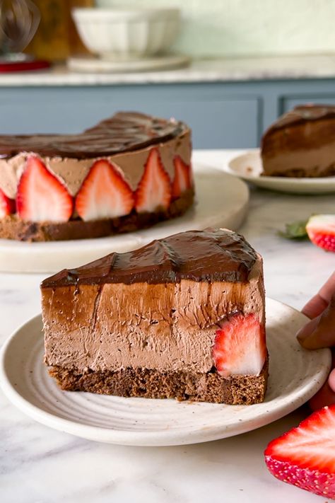 NO BAKE CHOCOLATE STRAWBERRY MOUSSE CAKE - Bake with Shivesh Bake With Shivesh, Strawberry Mousse Cake, Cake No Bake, Chocolate Strawberry Cheesecake, Strawberry Whipped Cream, Chocolate Strawberry Cake, Strawberry Mousse, Holiday Pies, Cake Printing