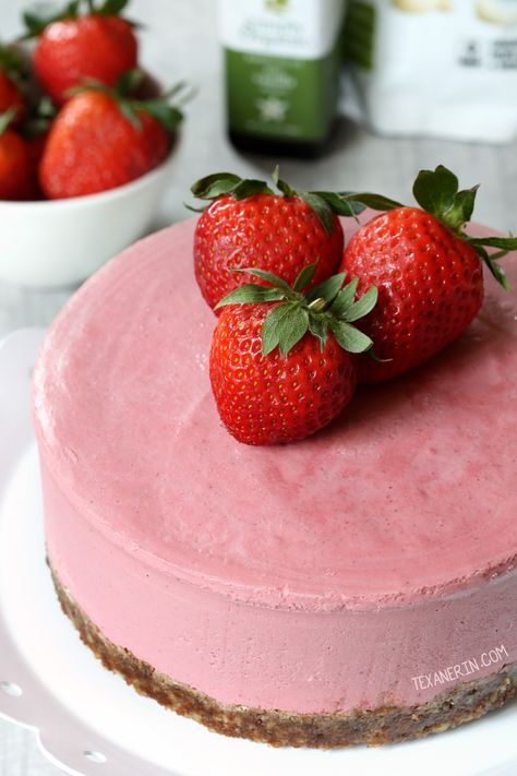 Paleo Strawberry Cheesecake (vegan, raw) Paleo Strawberry Cake, Paleo Cheesecake, Cheesecake Vegan, Healthy Cheesecake, Paleo Recipes Dessert, Clean Eating Desserts, Paleo Sweets, Vegan Cheesecake, Raw Desserts