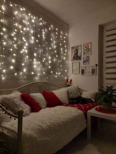 Christmas room, lights, bed Christmas Bedroom Small, Xmas Room Decor Aesthetic, Christmas Decor Ideas Dorm Room, Christmas Decor Ideas Bedroom Small, Christmas Teen Bedroom, Christmas Decor Ideas Bedroom Aesthetic, Xmas Lights In Bedroom, Christmas Decor Room Bedrooms, Small Room Christmas Decor