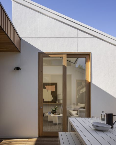 A modern Japandi renovation with Hardie™ exterior cladding Exterior Japandi, Japandi Renovation, Japandi Exterior Design, Californian Interior, Japandi House Exterior, Japandi Exterior, Californian Bungalow, Modern Japandi, Weatherboard House