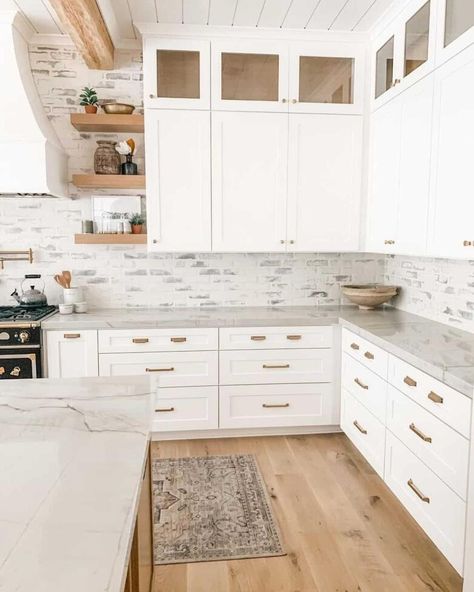 20 White Kitchens with Gold Hardware for That Luxe Look! Gold Hardware Kitchen, Gold Kitchen Hardware, Brass Kitchen Hardware, Simple Kitchen Remodel, Off White Kitchens, Classy Kitchen, Classic White Kitchen, Grey Countertops, All White Kitchen