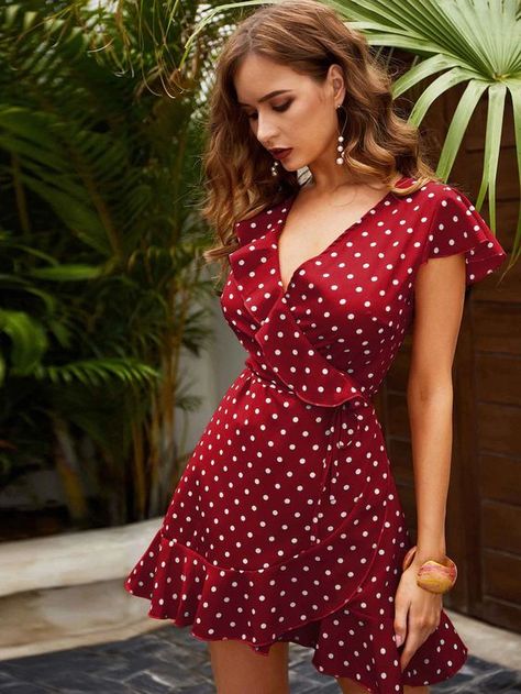 15 Lindos vestidos estilo wrap para enmarcar tu cintura Polka Dot Dress Summer, Harajuku Dress, Red Polka Dot Dress, Prom Dress Stores, Elegante Casual, Vestidos Vintage, Ruffle Mini Dress, Polka Dress, Red Polka Dot