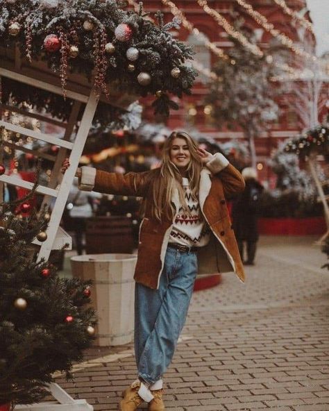 Aesthetic Winter Wonderland, Best Christmas Destinations, Christmas Fashion Photography, Winter Family Photoshoot, Christmas Instagram Pictures, Portret Feminin, New Year Photoshoot, Chic Scarf, Winter Portraits