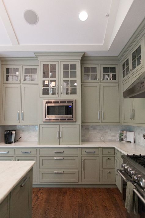 White Kitchen Remodeling, Green Kitchen Cabinets, Gray Cabinets, Kitchen Designs Layout, Green Cabinets, Kitchen Cabinet Colors, Kitchen Redo, Trendy Kitchen, Painting Kitchen Cabinets