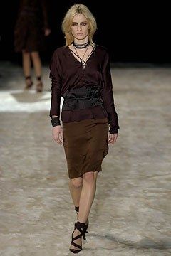 Gucci Fall 2002 Ready-to-Wear Fashion Show - Natasa Vojnovic, Tom Ford Asian Street Wear, Vintage Runway, Hipster Fashion, Modern Luxury, Tom Ford, Runway Fashion, Designer Fashion, Leather Skirt, Fashion Photography