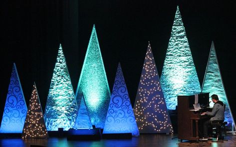 Christmas Stage Decorations, Church Stage Decor, Christmas Stage Design, Bühnen Design, White Christmas Tree Decorations, Church Christmas Decorations, Christmas Stage, Christmas Program, Christmas Church