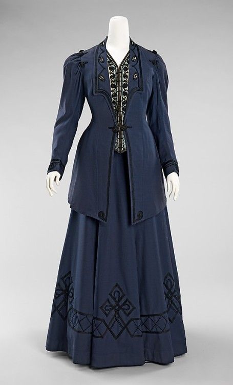 WikiVictorian on Twitter: "Walking suit by Kontoff, 1905–10. The MET.… " Dress 1900, Steampunk Mode, 1900s Fashion, 1910s Fashion, 1800s Fashion, Robes Vintage, 20th Century Fashion, Edwardian Dress, Vintage Gowns