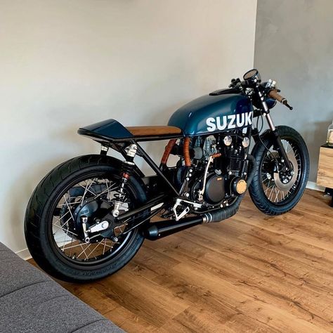 Cafe Racers of Instagram on Instagram: “A very clean Suzuki GS550 café racer built by @workshop.43. Love how it turned out! #croig #caferacersofinstagram #caferacer #suzuki #gs550” Bobber Scrambler, Cafe Moto, Modern Cafe Racer, Motor Klasik, Brat Bike, Suzuki Cafe Racer, Perjalanan Kota, Motorbike Art, Cafe Racer Design