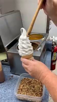 Ice Cream Videos, Resipi Kek, Decorações Com Comidas, Soft Serve, Food Videos Desserts, Food Cakes, Yummy Food Dessert, Food Cravings, Diy Food