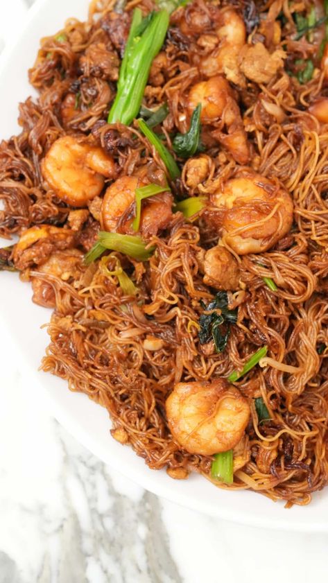 Bihun Goreng (Video) - CJ Eats Recipes Tomato Marinara Sauce, Stir Fried Rice, Cj Eats, Beef And Pork Meatballs, Bihun Goreng, Fried Rice Noodles, Chicken Lo Mein, Stir Fry Rice, Noodle Dish