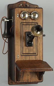 Western Electric Picture Frame Front Model 317 Cathedral Top Wall Telephone - Photo Courtesy of Morphy Auctions Old Fashioned Telephone, Wall Telephone, Old Telephone, Old Telephones, Old Phones, Antique Phone, Antique Telephone, Telephone Vintage, Pompe A Essence