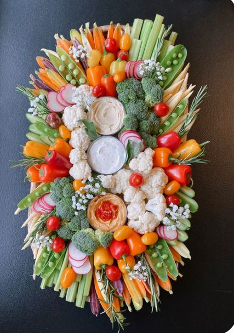 Vegetable Platter Ideas Parties, Vegetable Platters Display Presentation, Fancy Veggie Tray, Veggie Tray Display, Wine Party Food, Veggie Display, Veggie Board, Platter Display, Charcuterie Board Meats