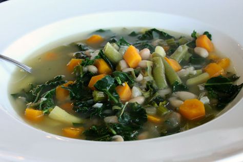 Vegetable Soup with Leeks and Kale Soup With Leeks, Kale Recipes Healthy, Hearty Vegetable Soup, Bread Soup, Fall Soup, Soup Dish, Vegetarian Lifestyle, Kale Soup, Vegetarian Cabbage