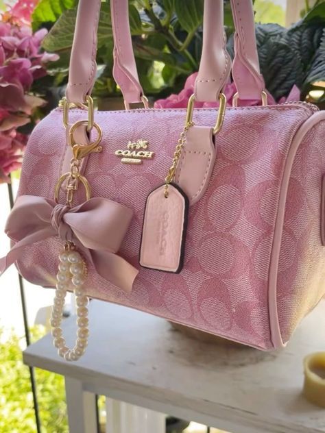 Coach Bag Pink, Purse Accessories Ideas, Coach Bags Aesthetic, Mochila Coach, Coach Pink Bag, Pink Coach Bag, Pink Coach Purse, Pink Coach Purses, Pink Bags