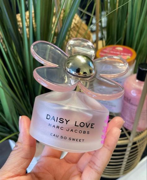 Daisy Love Eau So Sweet, Aesthetic Perfume, Daisy Perfume, Sweet Aesthetic, Miss Dior Blooming Bouquet, Expensive Perfume, Sweet Perfume, Marc Jacobs Daisy, Daisy Love