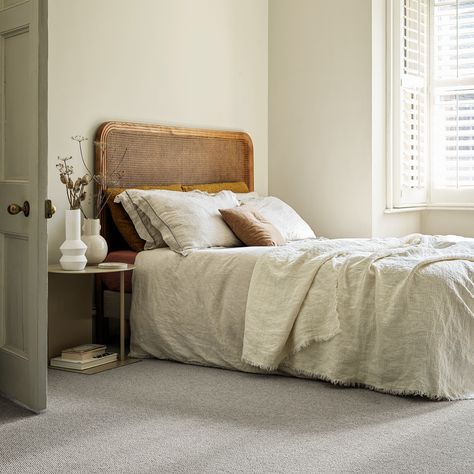 Bedroom Carpet Ideas, Charcoal Grey Carpet, Grey Carpet Bedroom, Carpet Ideas, Scandinavian Bedroom, Grey Bedroom, Simple Room, Grey Flooring, Grey Carpet