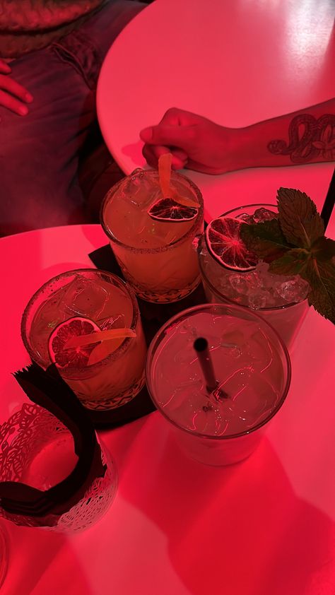 #drink #cocktail #instagramstoryideas Foto Cocktail, Bartender Lifestyle, Cocktail Aesthetic, I Gotta Feeling, Pretty Alcoholic Drinks, Yummy Alcoholic Drinks, Art Sketches Doodles, Alcohol Aesthetic, Cute Snacks