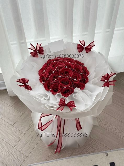 Red Rose Bouquet Aesthetic, Buket Valentine, Pita Merah, Wedding Gift Hampers, Beaded Bouquet, Flower Shop Design, Diy Bouquet Wrap, Flower Bouquet Diy, Unique Bouquet