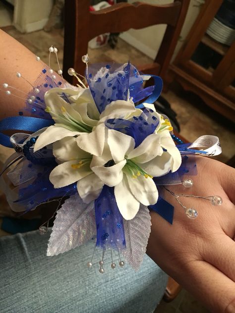 Wrist corsage with white tiger lilies and blue ribbon and tulle Tiger Lily Corsage, Lily Corsage, Navy Bridal Bouquet, White Tiger Lily, Prom Flowers Corsage, Homecoming Flowers, Tiger Lilies, Corsage And Boutonniere, Corsage Prom