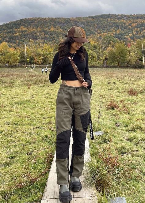 What To Wear Hiking In Hot Weather? | Comfy Aesthetic & Cute Hiking Outfit Ideas For Hot Weather | Hiking Outfits Inspo For Women & Men Cute Outfits For Mountains, Alternative Hiking Outfit, Trekking Outfit For Women, Fashion Hiking Outfit, Summer Trekking Outfit Women, Mountain Wear Women Outfit, Travel Outfit Mountain, Cute Trekking Outfit, Trekking Outfit Ideas