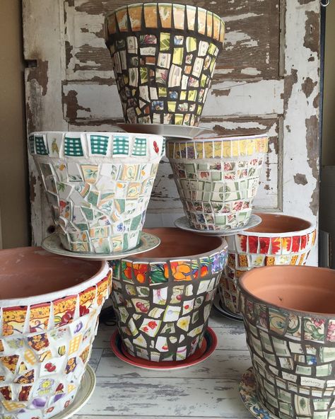 Mosaic Planters, Konst Designs, Mosaic Pots, Mosaic Flower Pots, Terracotta Flower Pots, Flower Pot Crafts, Diy Flower Pots, Clay Pot Crafts, Backyard Diy Projects