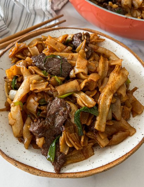 Beef Chow Fun (Staple Cantonese Dish!) - WINNIESBALANCE Beef Chow Fun, Beef Flank, Cantonese Cuisine, Marinated Flank Steak, Cantonese Food, Cuisine Recipes, Noodle Dishes, Chow Chow, Asian Dishes