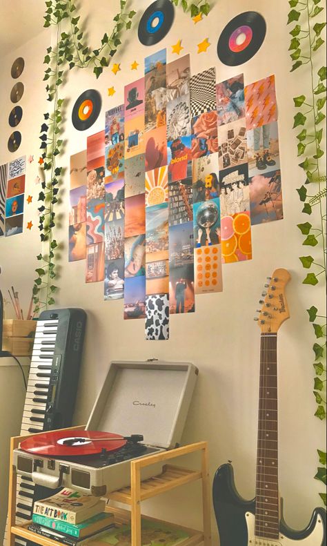 Room Aesthetic Retro, Music Themed Room Aesthetic, Room Ideas Aesthetic Yellow Walls, Room Retro, Bedroom Aesthetic Music, 60s Bedroom Ideas, College Dorm Room Ideas Music, Music Dorm Room Aesthetic, Guy Bedroom Aesthetic