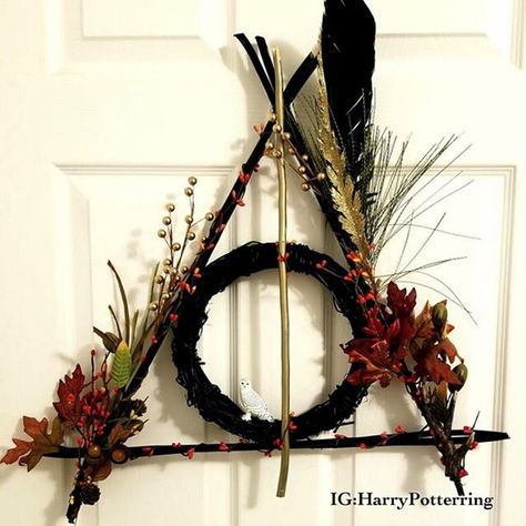 Geraldine Acosta (@geral_13) • Fotos y videos de Instagram Deathly Hallows Wreath, Harry Potter Wreath, Harry Potter Christmas Decorations, Stile Harry Potter, Cumpleaños Harry Potter, Harry Potter Christmas Tree, Harry Potter Bedroom, Festa Harry Potter, Harry Potter Deathly Hallows