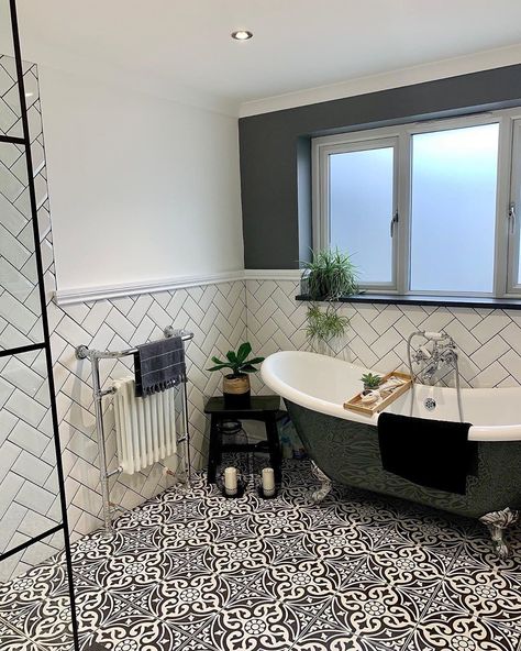 @housebeautifuluk posted on their Instagram profile: “#LoveYourSpace: That bath + those tiles = 😍 ... @our_dream_at_no_15's bathroom sure is stylish! 🛁 .…” Victorian Bathroom Vintage, Modern Victorian Bathroom, Edwardian Bathroom, Victorian Style Bathroom, Dark Bathrooms, Room Green, Victorian Bathroom, Bathroom Idea, Modern Victorian