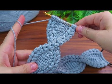 ☆♡☆You will love this Tunisian crocheted curved hair band model, it is both very easy and very cute! - YouTube Easy Beginner Crochet Patterns, Bag Tutorials, Tunisian Crochet Patterns, Easy Crochet Baby Blanket, Crochet Santa, Crochet Headband Pattern, Baby Afghan Crochet, Tiny Bow, Crochet Sunflower