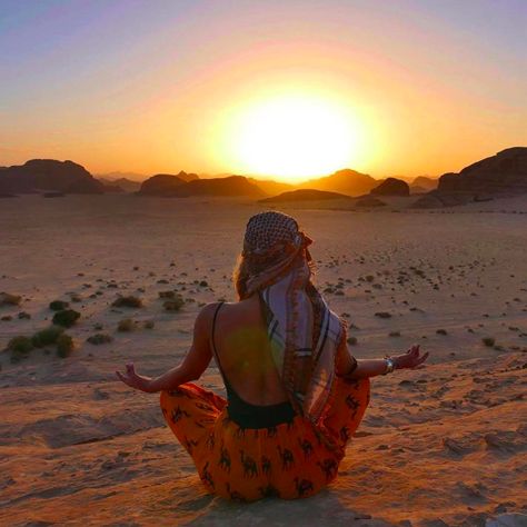 Desert Yoga Photography, Desert Sunset Photoshoot, Wadi Rum Outfit, Desert Girl Aesthetic, Yoga Desert, Desert Yoga, Desert Pics, Desert Photoshoot, Desert Aesthetic