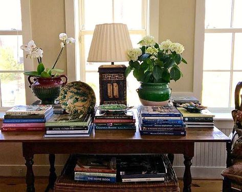 Bookshelves Styling, English Cottage Living Room, Table Vignettes, Spring Hydrangea, Painted Living Room Furniture, Library Table, Southern Living Homes, English Decor, Cottage Living Rooms