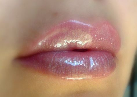 Lip Gloss Lips, Gloss Lips, قلادات متدلية, Makeup Lip Gloss, Student Nurse, Smink Inspiration, Clear Gloss, Products Makeup, Makati