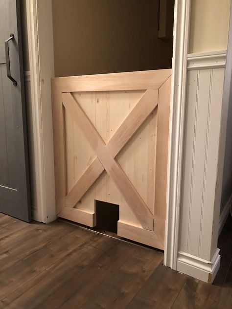 Baby gate with cat door. Pine and fir material. Diy Wood Gate Indoor, Diy Dog Gate With Cat Door, Baby Gate With Cat Door, Stair Gate Diy, Gate With Cat Door, Cat Door Diy, Indoor Gates, Puppy Gates, Diy Dog Gate