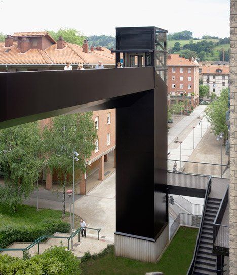 Vaumm's elevator and bridge connects two neighbourhoods Landscapes Architecture, Landscape Gardening, Concrete Walkway, Elevator Design, Glass Elevator, Gardening Design, Lift Design, Villa Park, Urban Landscapes