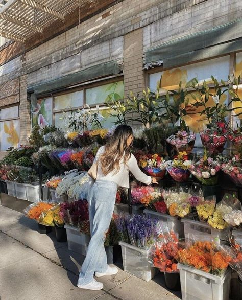 Buying Flowers Aesthetic, Flower Shop Pictures, Florist Outfit, Buying Flowers For Yourself, Buying Flowers, Pinterest Crafts, Flower Photoshoot, Nothing But Flowers, Flower Therapy