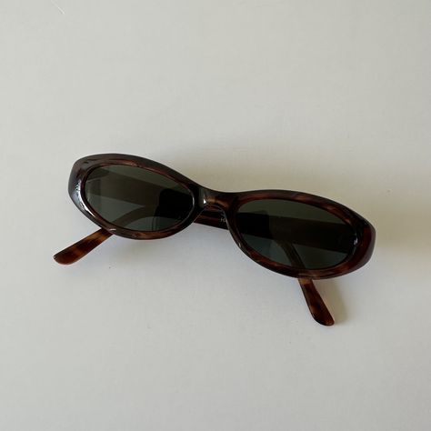 These chic cat eye sunglasses are your everyday classic. Featuring a brown tortoise frame with black smoke lens. This style is unisex. True genuine vintage sunglasses from the 90s.  - 400 uv  - new vintage from the 90s - includes sunglasses pouch Sunglasses 90s Vintage, 90s Chic, Sunglasses Aesthetic, Glasses Sun, Small Sunglasses, Sunglasses Pouch, Tortoise Shell Cat, Cute Sunglasses, Tortoise Shell Sunglasses